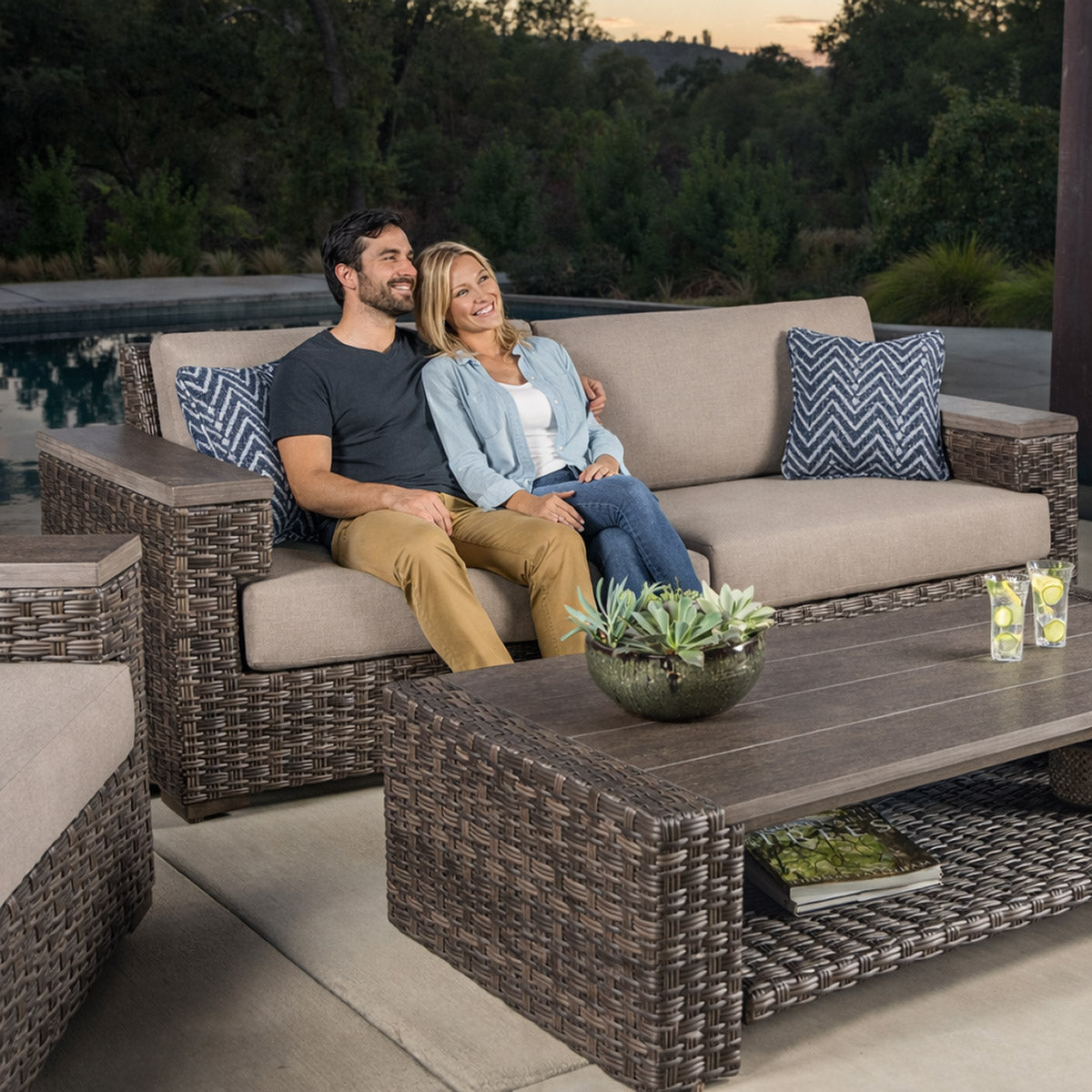 SunVilla Acadia XL 4-piece Outdoor Patio Seating Set