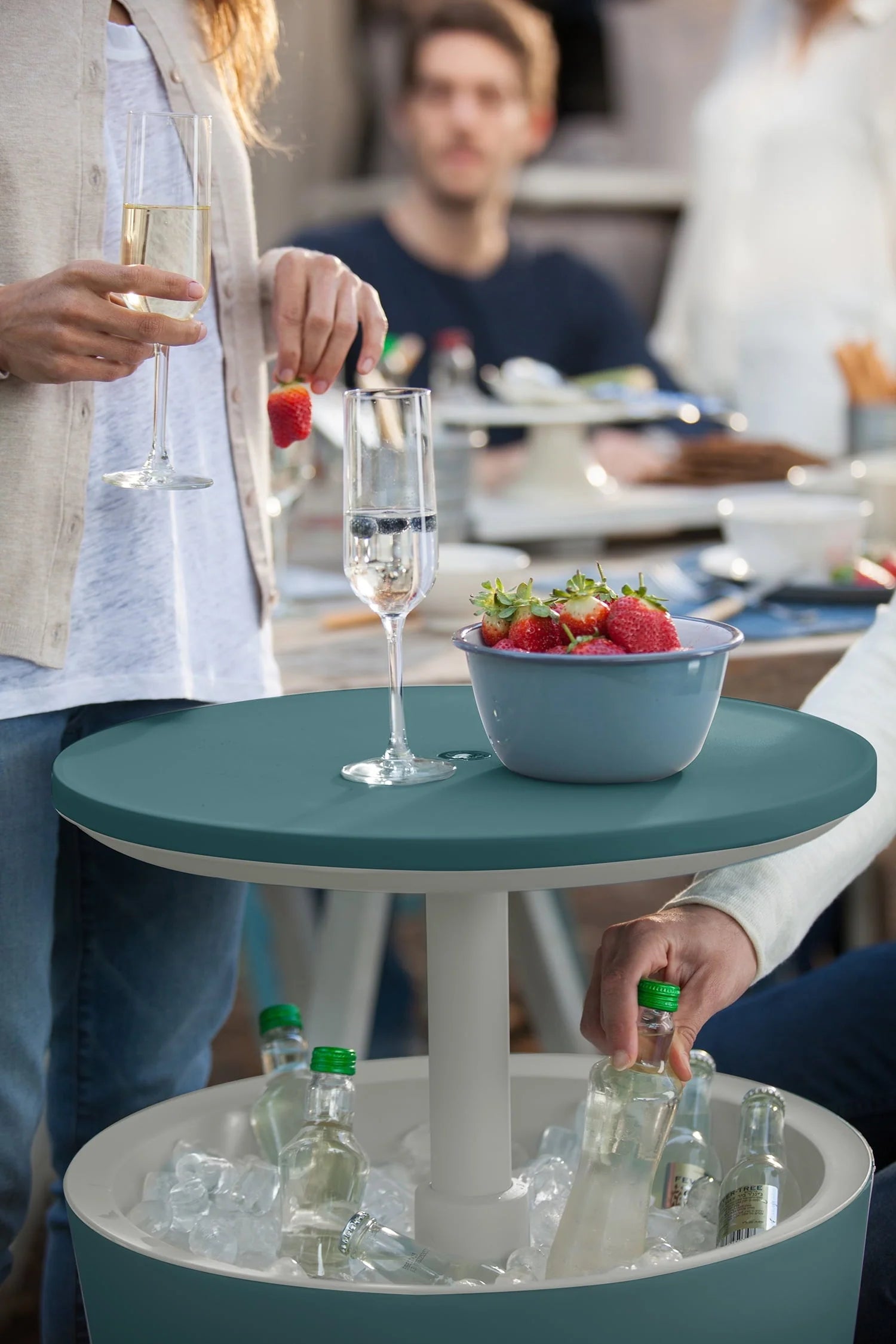 Keter Modern Cool Bar and Side Table, Outdoor Patio Furniture with 7.5 Gallon Beer and Wine Cooler, Teal