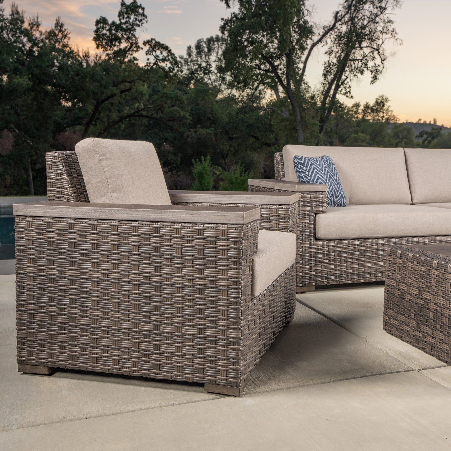 SunVilla Acadia XL 4-piece Outdoor Patio Seating Set