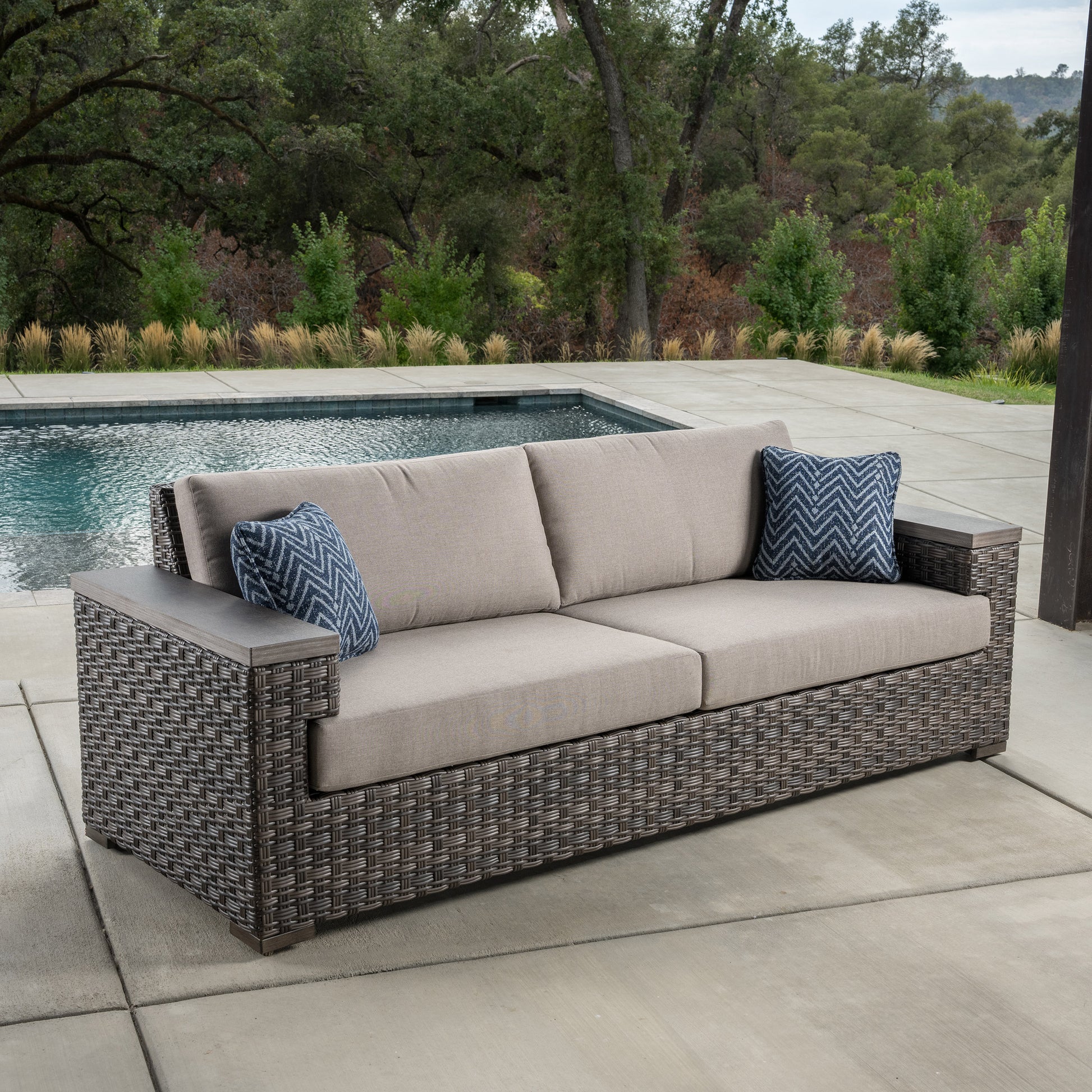SunVilla Acadia XL 4-piece Outdoor Patio Seating Set